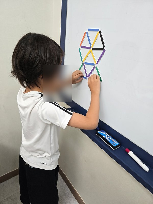 막대 교구로 도형을 완성하는 활동