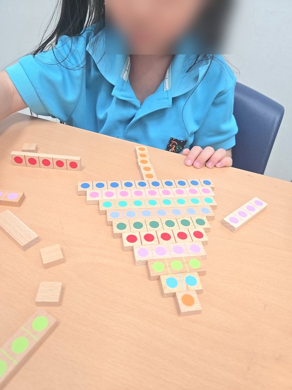 도미노 교구로 수 피라미드를 만드는 활동